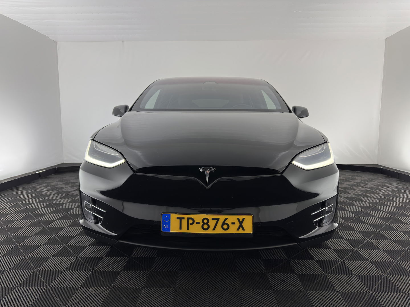 Tesla Model X 100D Black-Line AWD [ 3-Fase ] { SOH-86% } Aut. *PANO-WINDOW | AUTO-PILOT | VEGAN-LEATHER | NAVI-FULLMAP | FULL-LED | AIR-SUSPENSION | DIGI-COCKPIT | KEYLESS | DAB+ | HEATED-SPORTSEATS | PRIVACY-GLASS | TOPVIEW | TOWBAR | 22"ALU*