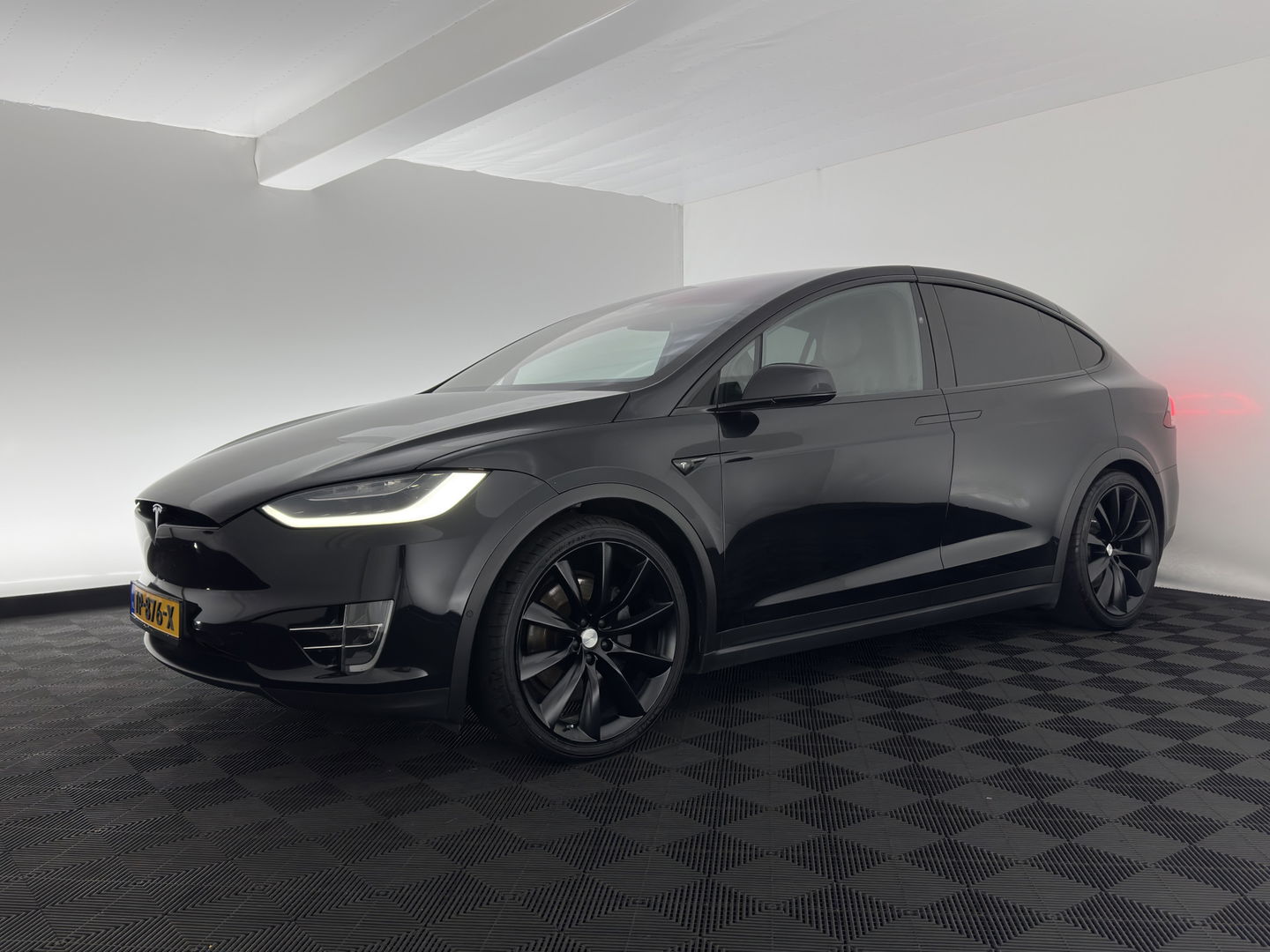 Tesla Model X 100D Black-Line AWD [ 3-Fase ] { SOH-86% } Aut. *PANO-WINDOW | AUTO-PILOT | VEGAN-LEATHER | NAVI-FULLMAP | FULL-LED | AIR-SUSPENSION | DIGI-COCKPIT | KEYLESS | DAB+ | HEATED-SPORTSEATS | PRIVACY-GLASS | TOPVIEW | TOWBAR | 22"ALU*