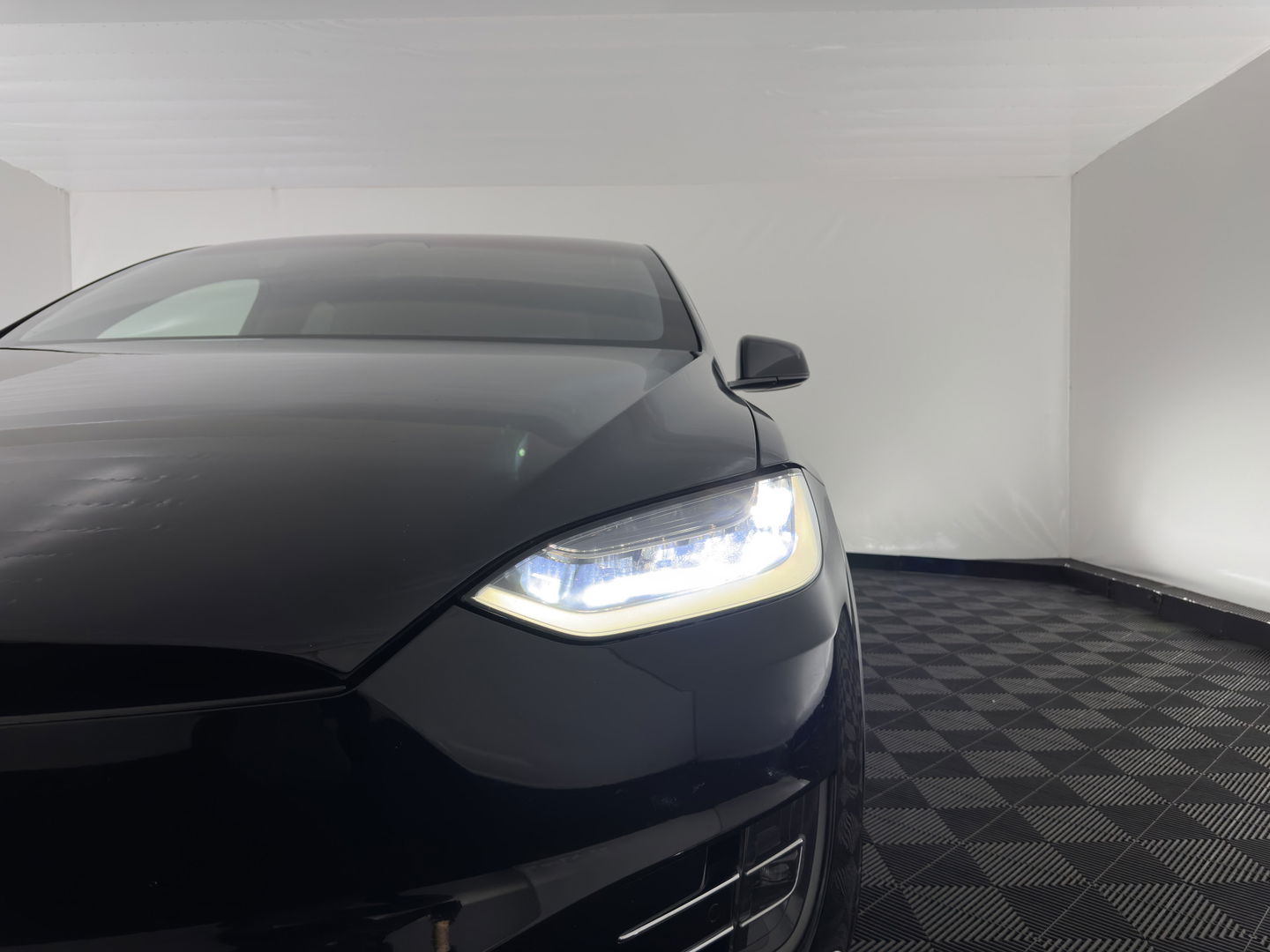 Tesla Model X 100D Black-Line AWD [ 3-Fase ] { SOH-86% } Aut. *PANO-WINDOW | AUTO-PILOT | VEGAN-LEATHER | NAVI-FULLMAP | FULL-LED | AIR-SUSPENSION | DIGI-COCKPIT | KEYLESS | DAB+ | HEATED-SPORTSEATS | PRIVACY-GLASS | TOPVIEW | TOWBAR | 22"ALU*