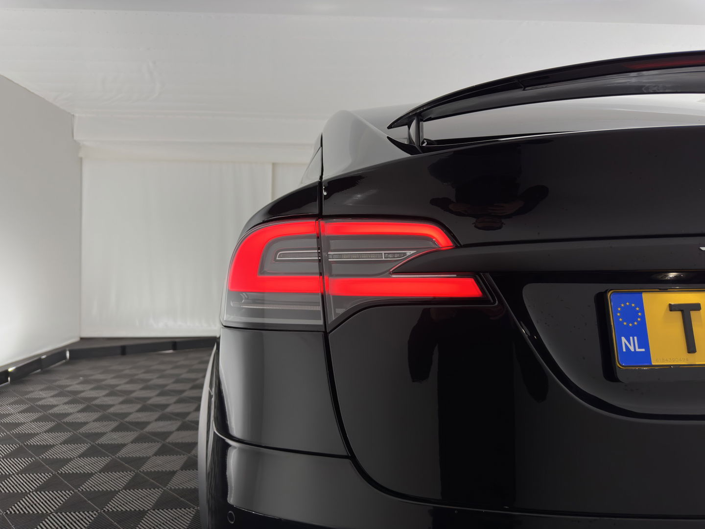 Tesla Model X 100D Black-Line AWD [ 3-Fase ] { SOH-86% } Aut. *PANO-WINDOW | AUTO-PILOT | VEGAN-LEATHER | NAVI-FULLMAP | FULL-LED | AIR-SUSPENSION | DIGI-COCKPIT | KEYLESS | DAB+ | HEATED-SPORTSEATS | PRIVACY-GLASS | TOPVIEW | TOWBAR | 22"ALU*