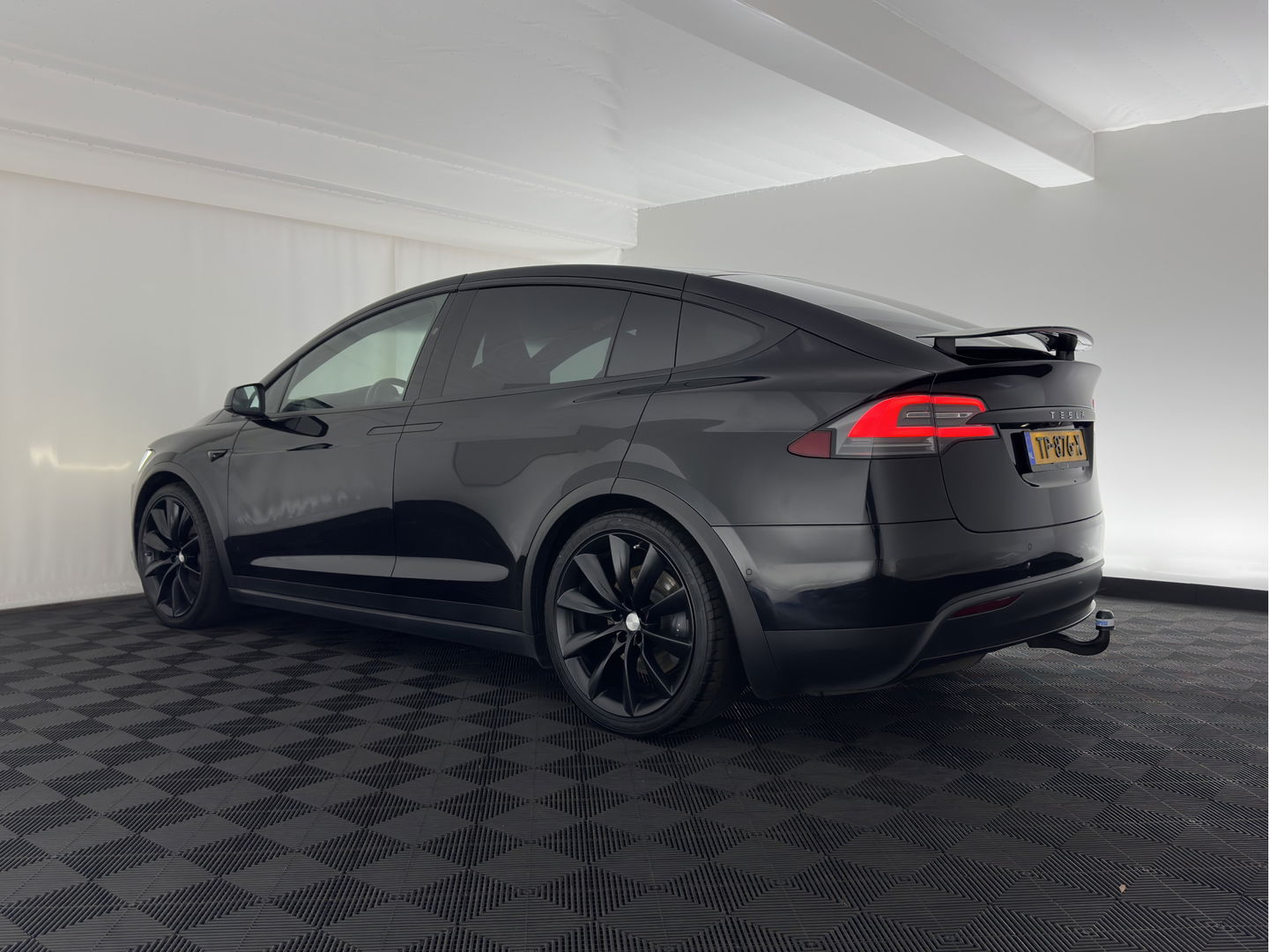 Tesla Model X 100D Black-Line AWD [ 3-Fase ] { SOH-86% } Aut. *PANO-WINDOW | AUTO-PILOT | VEGAN-LEATHER | NAVI-FULLMAP | FULL-LED | AIR-SUSPENSION | DIGI-COCKPIT | KEYLESS | DAB+ | HEATED-SPORTSEATS | PRIVACY-GLASS | TOPVIEW | TOWBAR | 22"ALU*