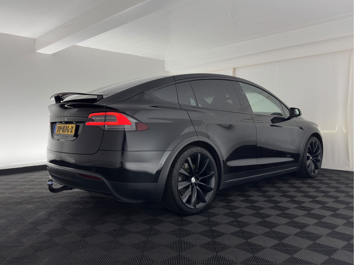 Tesla Model X 100D Black-Line AWD [ 3-Fase ] { SOH-86% } Aut. *PANO-WINDOW | AUTO-PILOT | VEGAN-LEATHER | NAVI-FULLMAP | FULL-LED | AIR-SUSPENSION | DIGI-COCKPIT | KEYLESS | DAB+ | HEATED-SPORTSEATS | PRIVACY-GLASS | TOPVIEW | TOWBAR | 22"ALU*