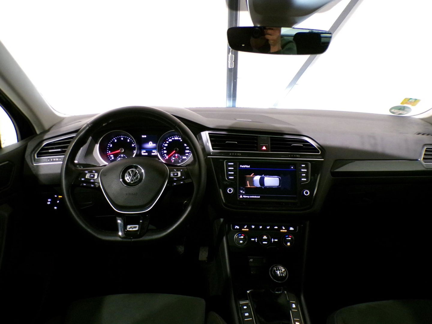 Volkswagen Tiguan 1.4 TSI ACT 150PK R-Line Connected Series "Origineel NL!" Pano Full-LED Apple-carplay Stoelverwarming Massage