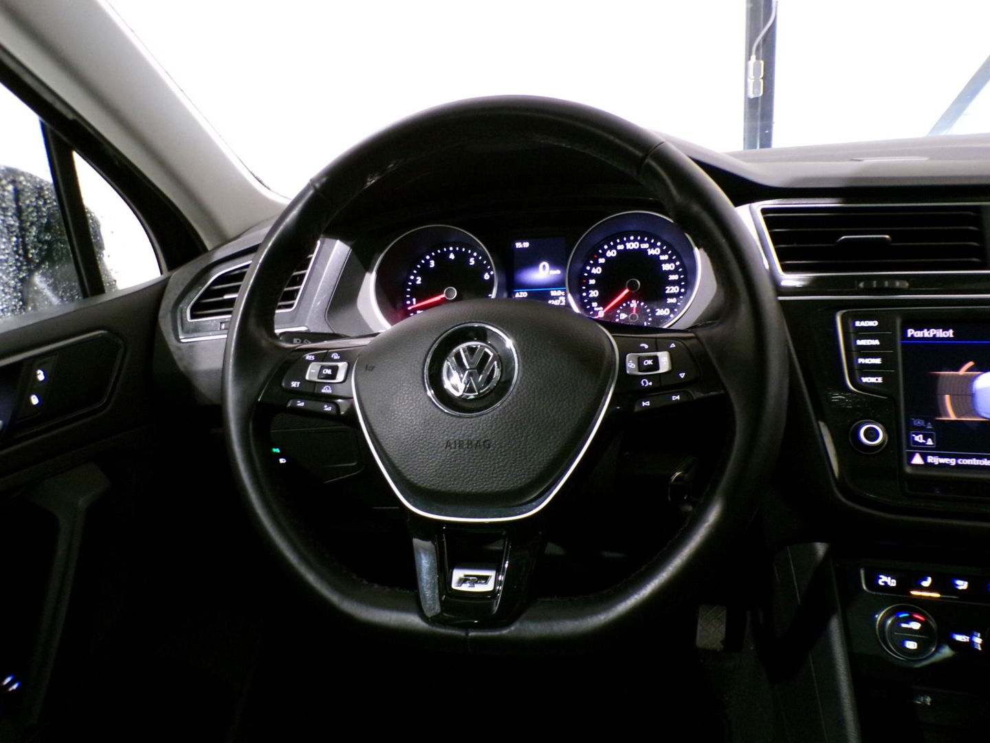 Volkswagen Tiguan 1.4 TSI ACT 150PK R-Line Connected Series "Origineel NL!" Pano Full-LED Apple-carplay Stoelverwarming Massage