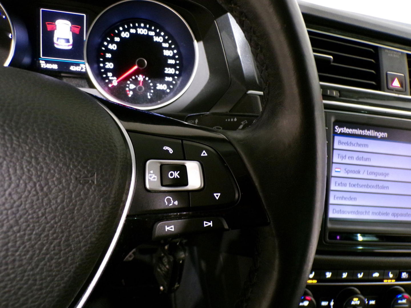 Volkswagen Tiguan 1.4 TSI ACT 150PK R-Line Connected Series "Origineel NL!" Pano Full-LED Apple-carplay Stoelverwarming Massage