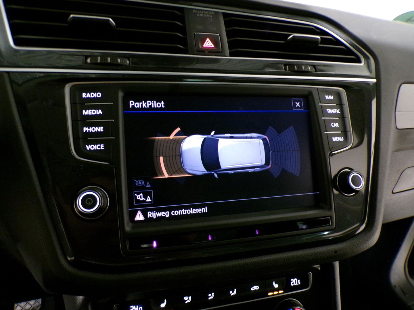 Volkswagen Tiguan 1.4 TSI ACT 150PK R-Line Connected Series "Origineel NL!" Pano Full-LED Apple-carplay Stoelverwarming Massage