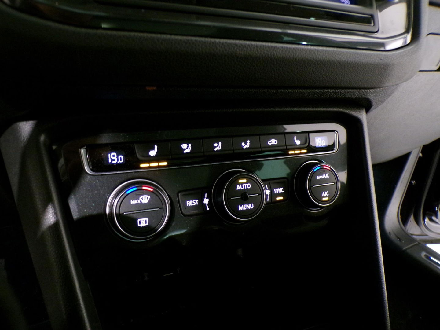 Volkswagen Tiguan 1.4 TSI ACT 150PK R-Line Connected Series "Origineel NL!" Pano Full-LED Apple-carplay Stoelverwarming Massage