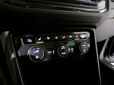 Volkswagen Tiguan 1.4 TSI ACT 150PK R-Line Connected Series "Origineel NL!" Pano Full-LED Apple-carplay Stoelverwarming Massage