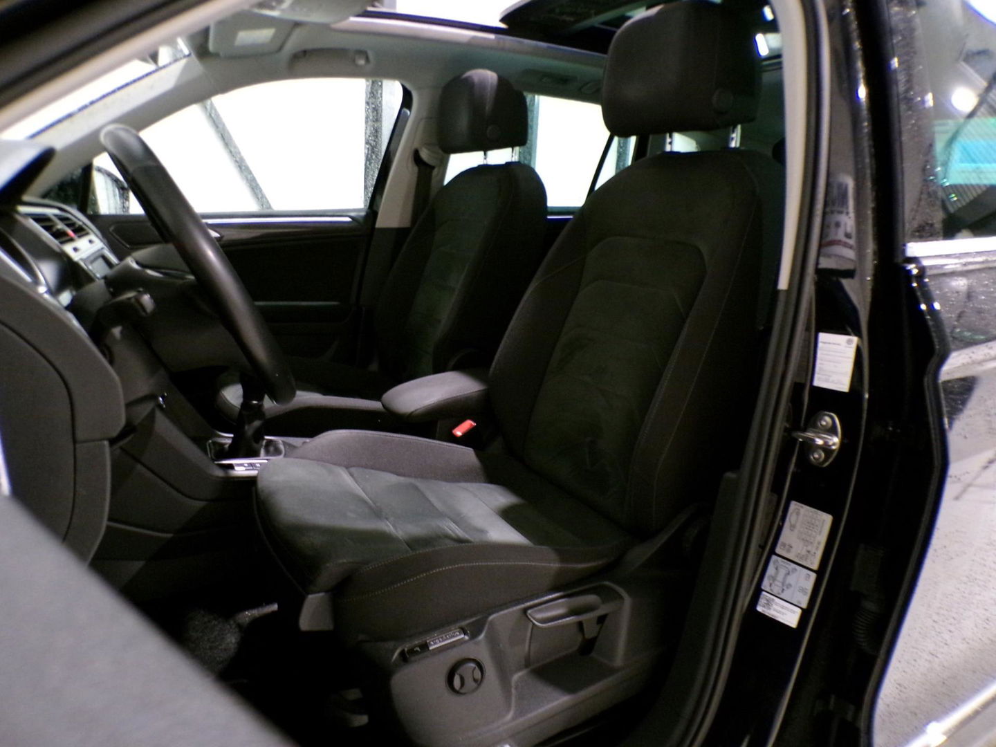 Volkswagen Tiguan 1.4 TSI ACT 150PK R-Line Connected Series "Origineel NL!" Pano Full-LED Apple-carplay Stoelverwarming Massage