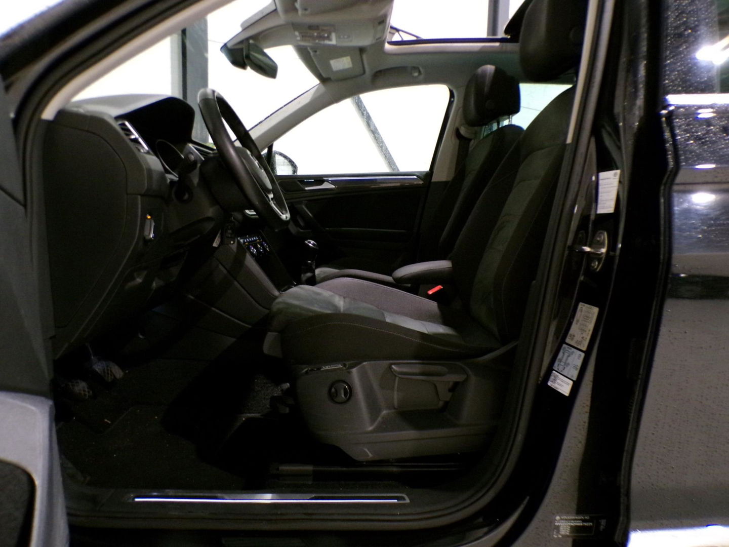 Volkswagen Tiguan 1.4 TSI ACT 150PK R-Line Connected Series "Origineel NL!" Pano Full-LED Apple-carplay Stoelverwarming Massage