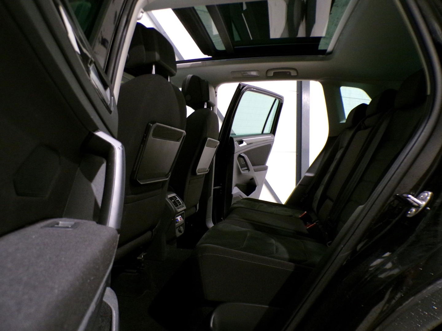 Volkswagen Tiguan 1.4 TSI ACT 150PK R-Line Connected Series "Origineel NL!" Pano Full-LED Apple-carplay Stoelverwarming Massage