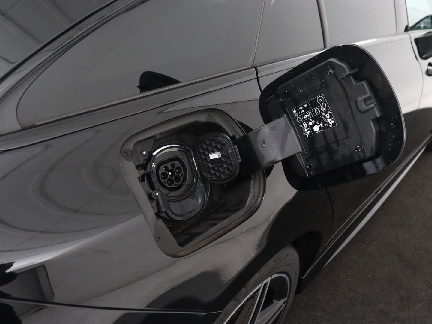 Mercedes-Benz CLA-Klasse 250e AMG Line | Stoelverwarming | Carplay | Trekhaak | Leder/Alcantara | Navigatie | Full LED | Park Assist | Sfeerverlichting | Climate control | Cruise control | PHEV | Plug In