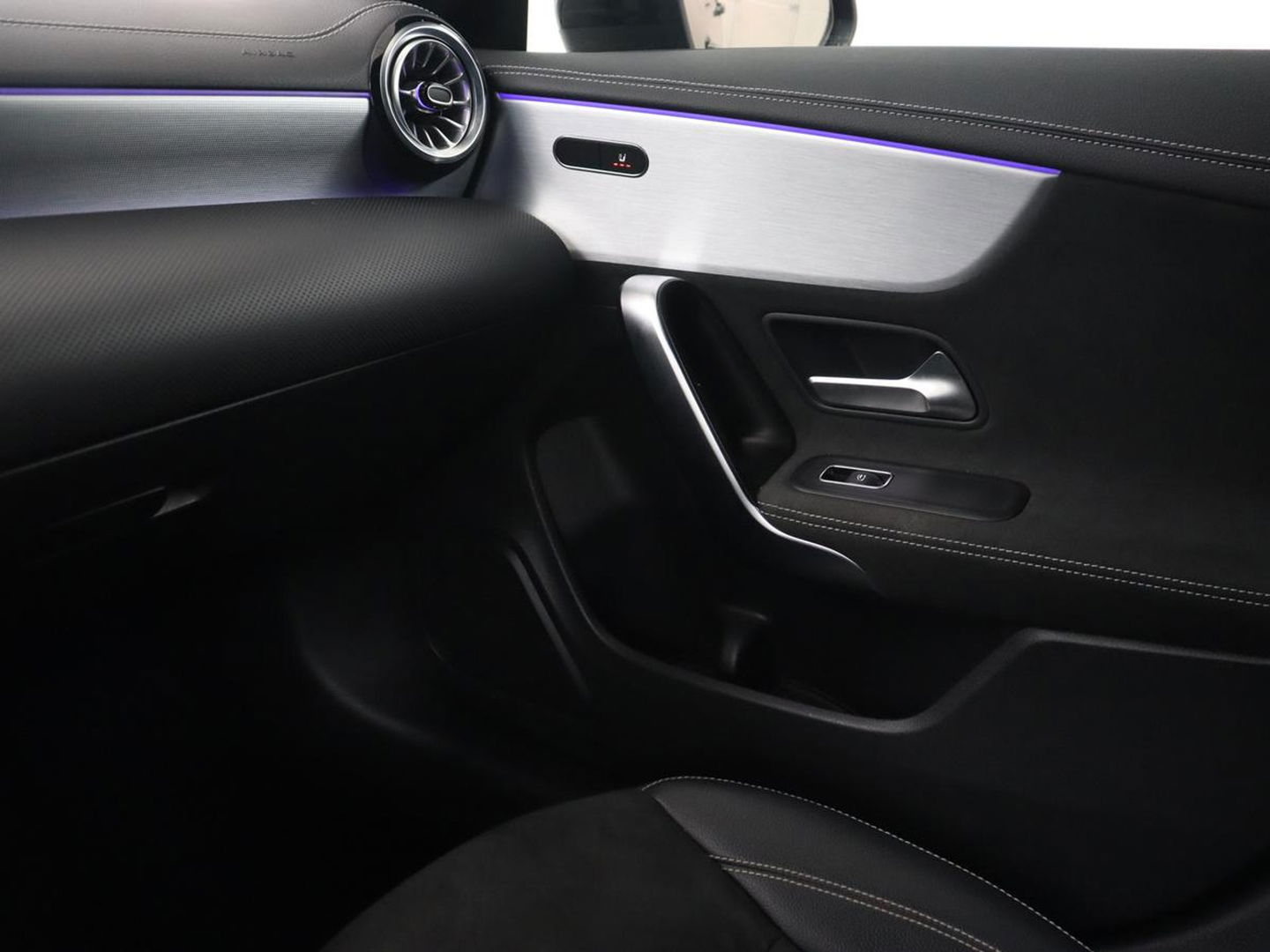 Mercedes-Benz CLA-Klasse 250e AMG Line | Stoelverwarming | Carplay | Trekhaak | Leder/Alcantara | Navigatie | Full LED | Park Assist | Sfeerverlichting | Climate control | Cruise control | PHEV | Plug In