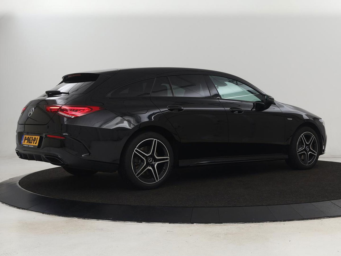 Mercedes-Benz CLA-Klasse 250e AMG Line | Stoelverwarming | Carplay | Trekhaak | Leder/Alcantara | Navigatie | Full LED | Park Assist | Sfeerverlichting | Climate control | Cruise control | PHEV | Plug In