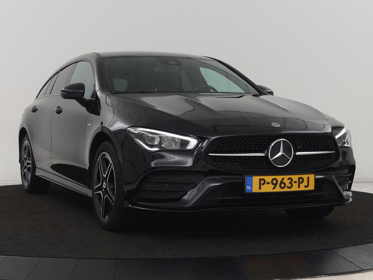 Mercedes-Benz CLA-Klasse 250e AMG Line | Stoelverwarming | Carplay | Trekhaak | Leder/Alcantara | Navigatie | Full LED | Park Assist | Sfeerverlichting | Climate control | Cruise control | PHEV | Plug In