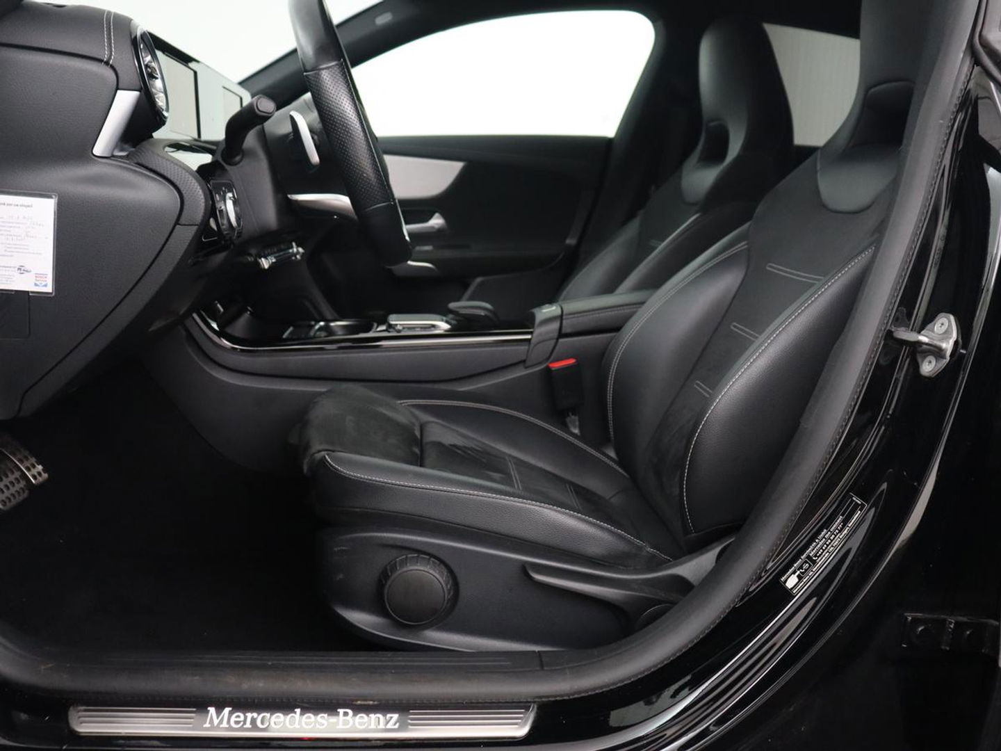 Mercedes-Benz CLA-Klasse 250e AMG Line | Stoelverwarming | Carplay | Trekhaak | Leder/Alcantara | Navigatie | Full LED | Park Assist | Sfeerverlichting | Climate control | Cruise control | PHEV | Plug In