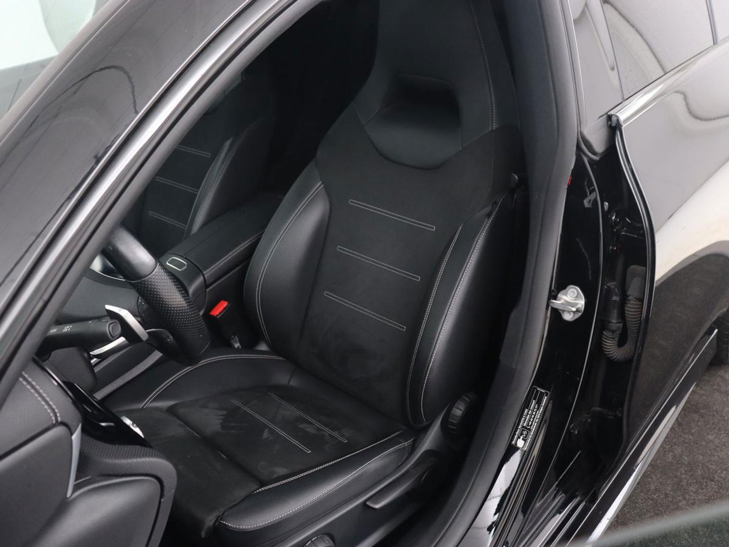 Mercedes-Benz CLA-Klasse 250e AMG Line | Stoelverwarming | Carplay | Trekhaak | Leder/Alcantara | Navigatie | Full LED | Park Assist | Sfeerverlichting | Climate control | Cruise control | PHEV | Plug In