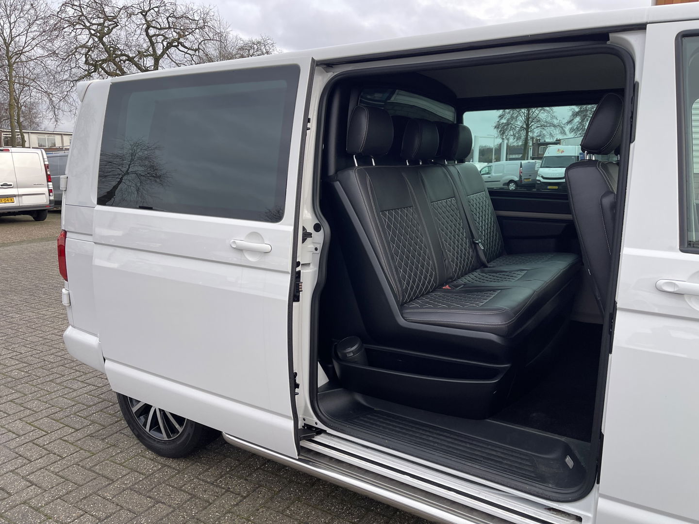 Volkswagen Transporter 2.0 TDI 150pk automaat L2H1 DC 5 persoons Highline / vaste prijs rijklaar € 34.950 ex btw / lease vanaf € 570 / lederen bekleding / adaptive cruise / airco / navigatie / euro 6 / bpm vrij !