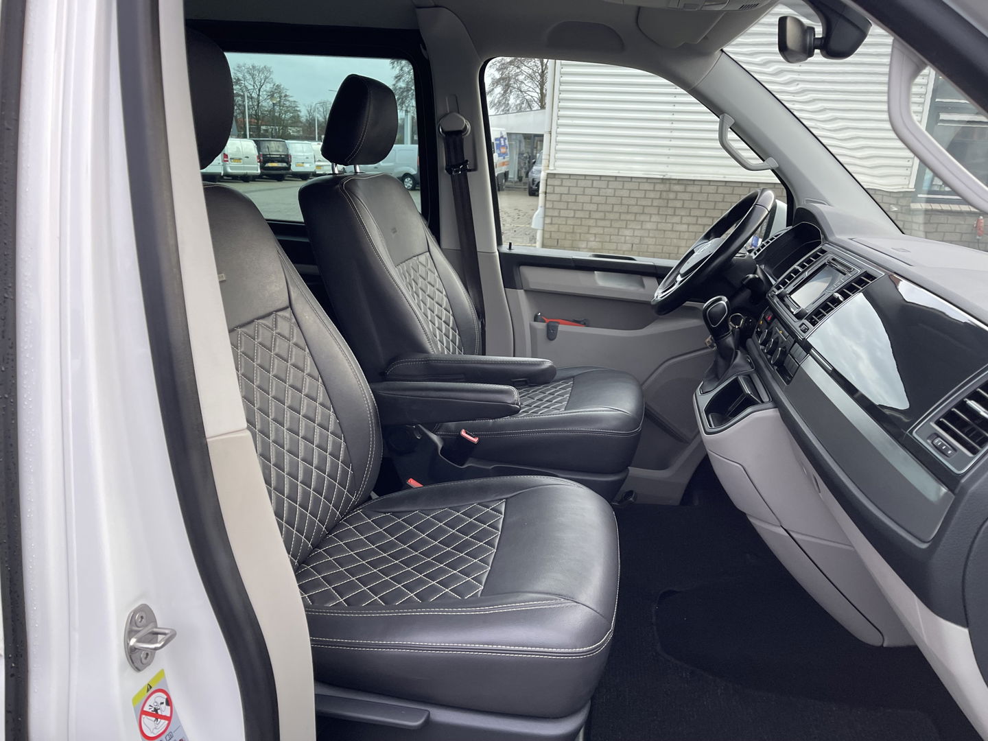 Volkswagen Transporter 2.0 TDI 150pk automaat L2H1 DC 5 persoons Highline / vaste prijs rijklaar € 34.950 ex btw / lease vanaf € 570 / lederen bekleding / adaptive cruise / airco / navigatie / euro 6 / bpm vrij !