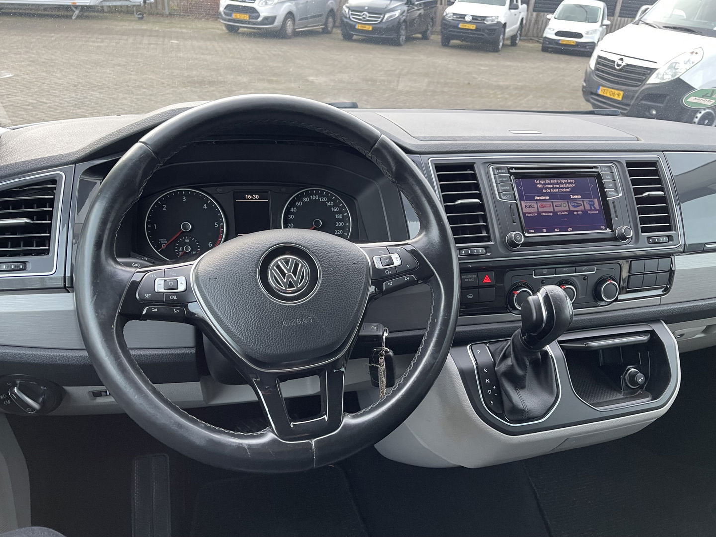 Volkswagen Transporter 2.0 TDI 150pk automaat L2H1 DC 5 persoons Highline / vaste prijs rijklaar € 34.950 ex btw / lease vanaf € 570 / lederen bekleding / adaptive cruise / airco / navigatie / euro 6 / bpm vrij !