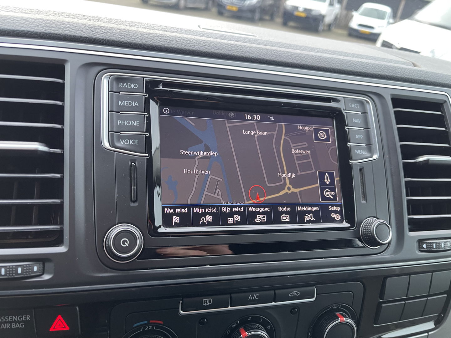 Volkswagen Transporter 2.0 TDI 150pk automaat L2H1 DC 5 persoons Highline / vaste prijs rijklaar € 34.950 ex btw / lease vanaf € 570 / lederen bekleding / adaptive cruise / airco / navigatie / euro 6 / bpm vrij !