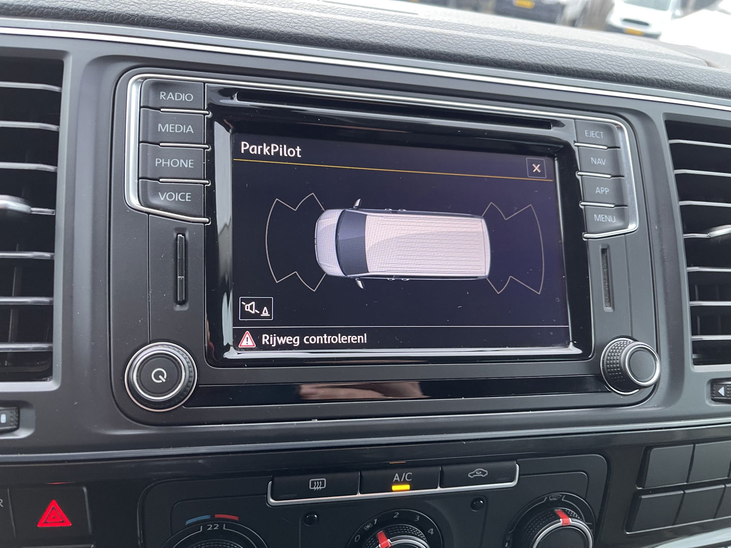 Volkswagen Transporter 2.0 TDI 150pk automaat L2H1 DC 5 persoons Highline / vaste prijs rijklaar € 34.950 ex btw / lease vanaf € 570 / lederen bekleding / adaptive cruise / airco / navigatie / euro 6 / bpm vrij !