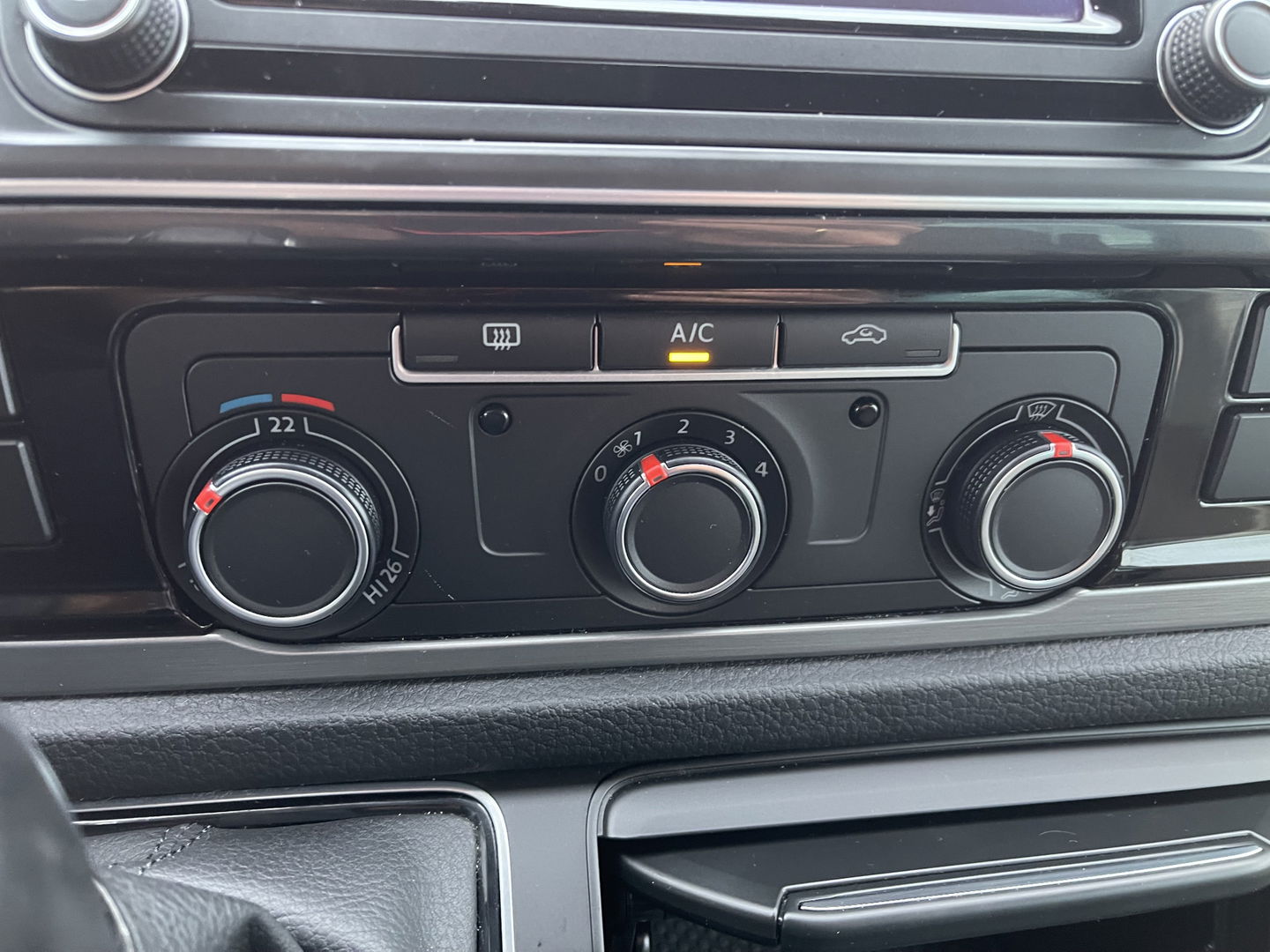 Volkswagen Transporter 2.0 TDI 150pk automaat L2H1 DC 5 persoons Highline / vaste prijs rijklaar € 34.950 ex btw / lease vanaf € 570 / lederen bekleding / adaptive cruise / airco / navigatie / euro 6 / bpm vrij !