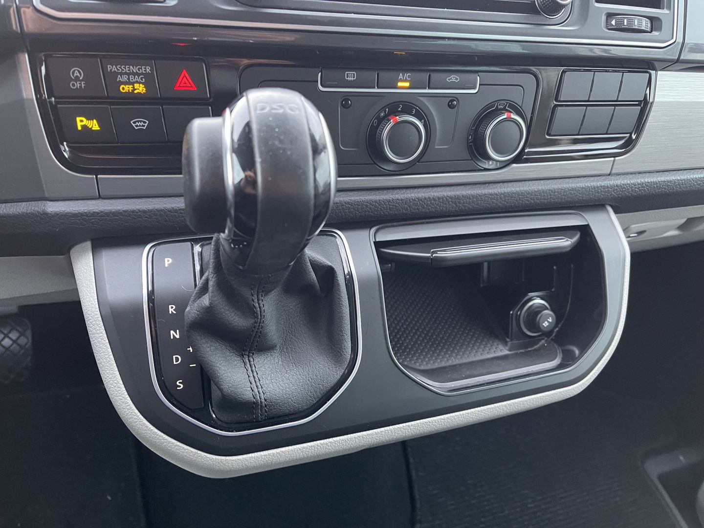 Volkswagen Transporter 2.0 TDI 150pk automaat L2H1 DC 5 persoons Highline / vaste prijs rijklaar € 34.950 ex btw / lease vanaf € 570 / lederen bekleding / adaptive cruise / airco / navigatie / euro 6 / bpm vrij !