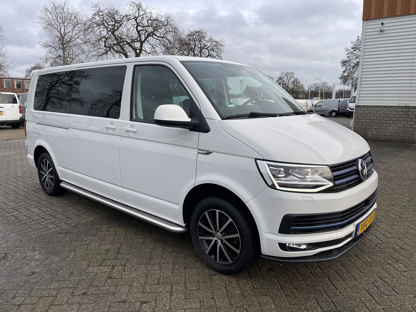 Volkswagen Transporter 2.0 TDI 150pk automaat L2H1 DC 5 persoons Highline / vaste prijs rijklaar € 34.950 ex btw / lease vanaf € 570 / lederen bekleding / adaptive cruise / airco / navigatie / euro 6 / bpm vrij !
