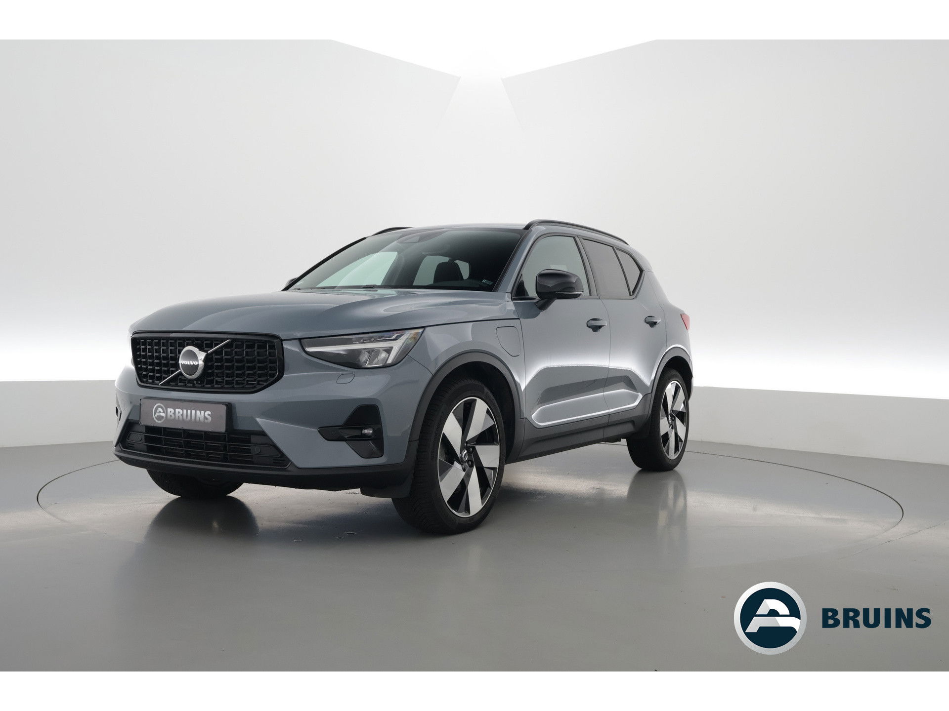 Volvo XC40 1.5 T5 Plug-in hybrid Plus Dark Facelift | Trekhaak elek. | 20 inch | elek. Sportstoelen | H&K Audio |