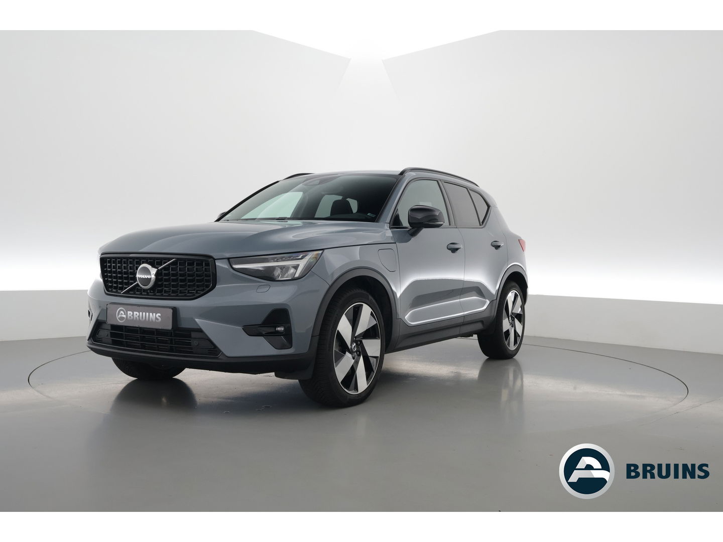 Volvo XC40 1.5 T5 Plug-in hybrid Plus Dark Facelift | Trekhaak elek. | 20 inch | elek. Sportstoelen | H&K Audio |