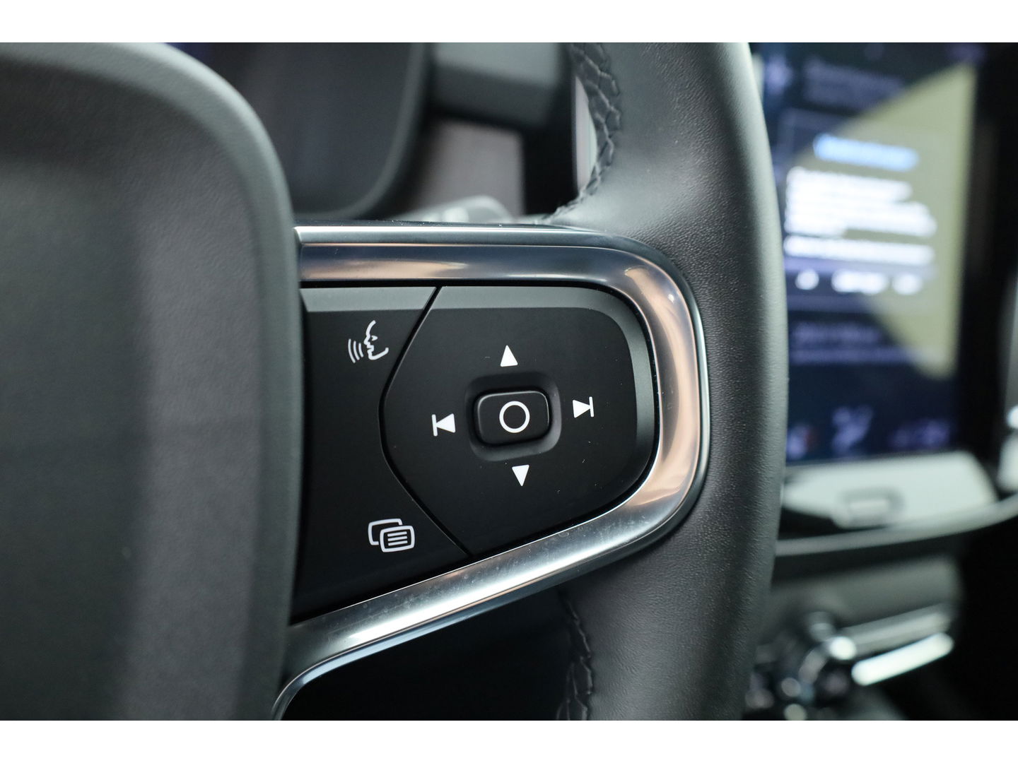 Volvo XC40 1.5 T5 Plug-in hybrid Plus Dark Facelift | Trekhaak elek. | 20 inch | elek. Sportstoelen | H&K Audio |