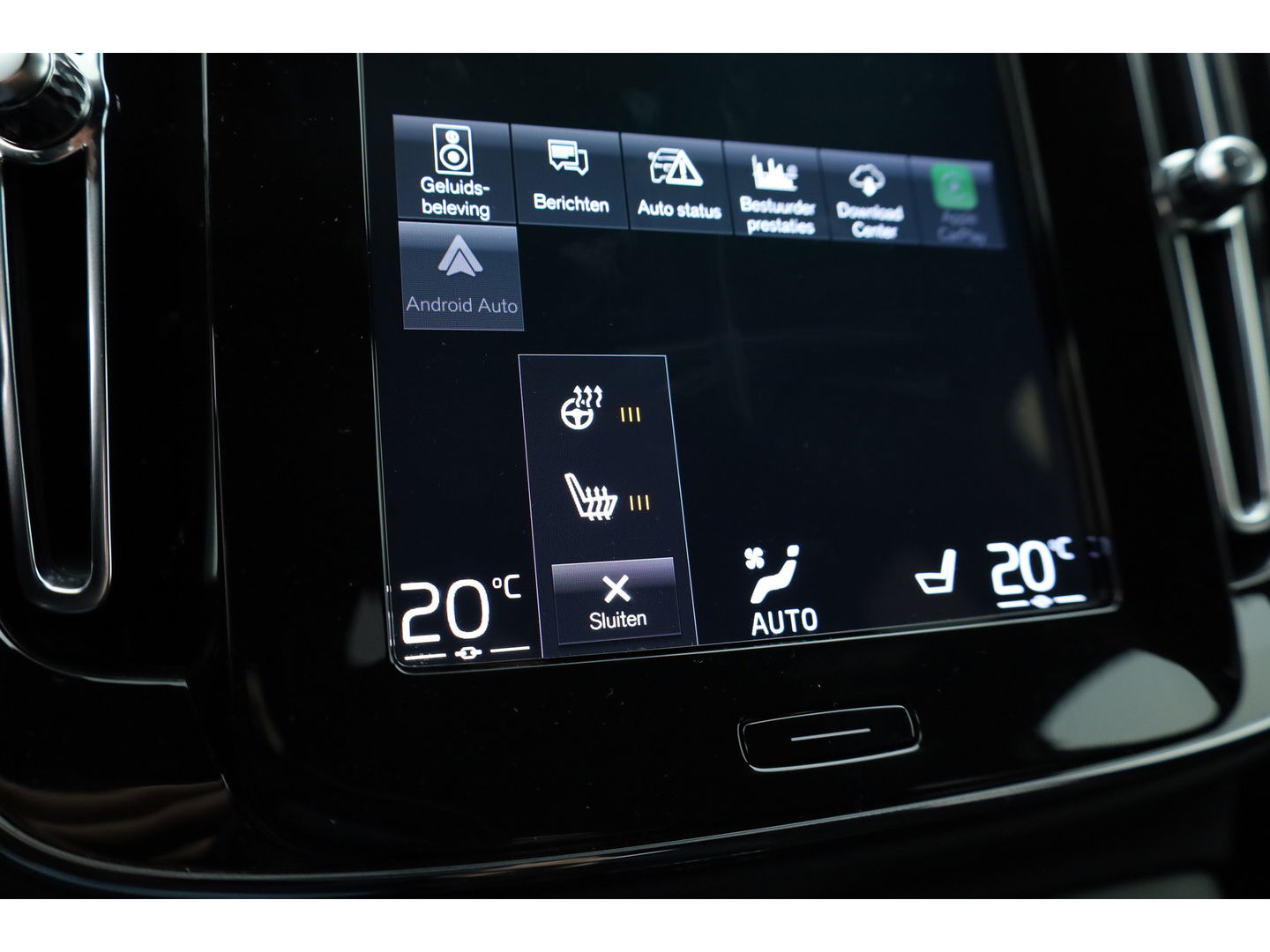 Volvo XC40 1.5 T5 Plug-in hybrid Plus Dark Facelift | Trekhaak elek. | 20 inch | elek. Sportstoelen | H&K Audio |