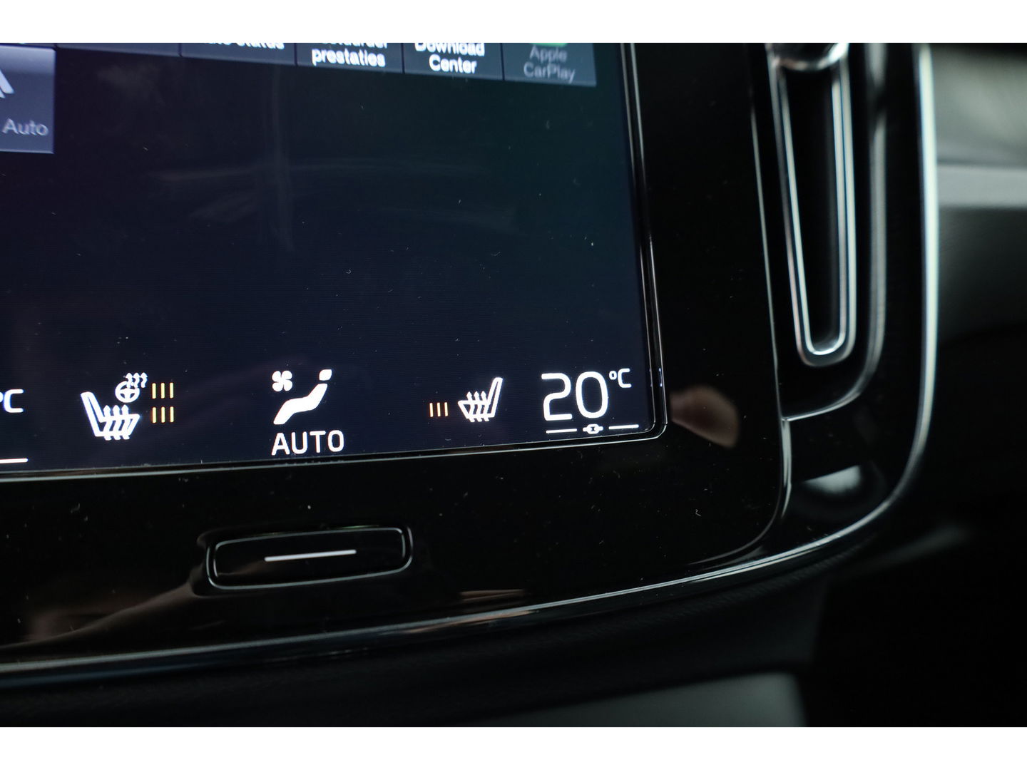 Volvo XC40 1.5 T5 Plug-in hybrid Plus Dark Facelift | Trekhaak elek. | 20 inch | elek. Sportstoelen | H&K Audio |