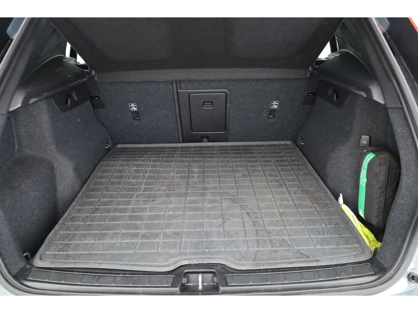 Volvo XC40 1.5 T5 Plug-in hybrid Plus Dark Facelift | Trekhaak elek. | 20 inch | elek. Sportstoelen | H&K Audio |