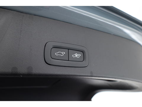 Volvo XC40 1.5 T5 Plug-in hybrid Plus Dark Facelift | Trekhaak elek. | 20 inch | elek. Sportstoelen | H&K Audio |