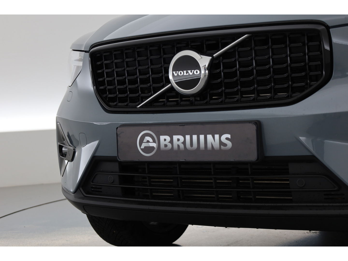 Volvo XC40 1.5 T5 Plug-in hybrid Plus Dark Facelift | Trekhaak elek. | 20 inch | elek. Sportstoelen | H&K Audio |