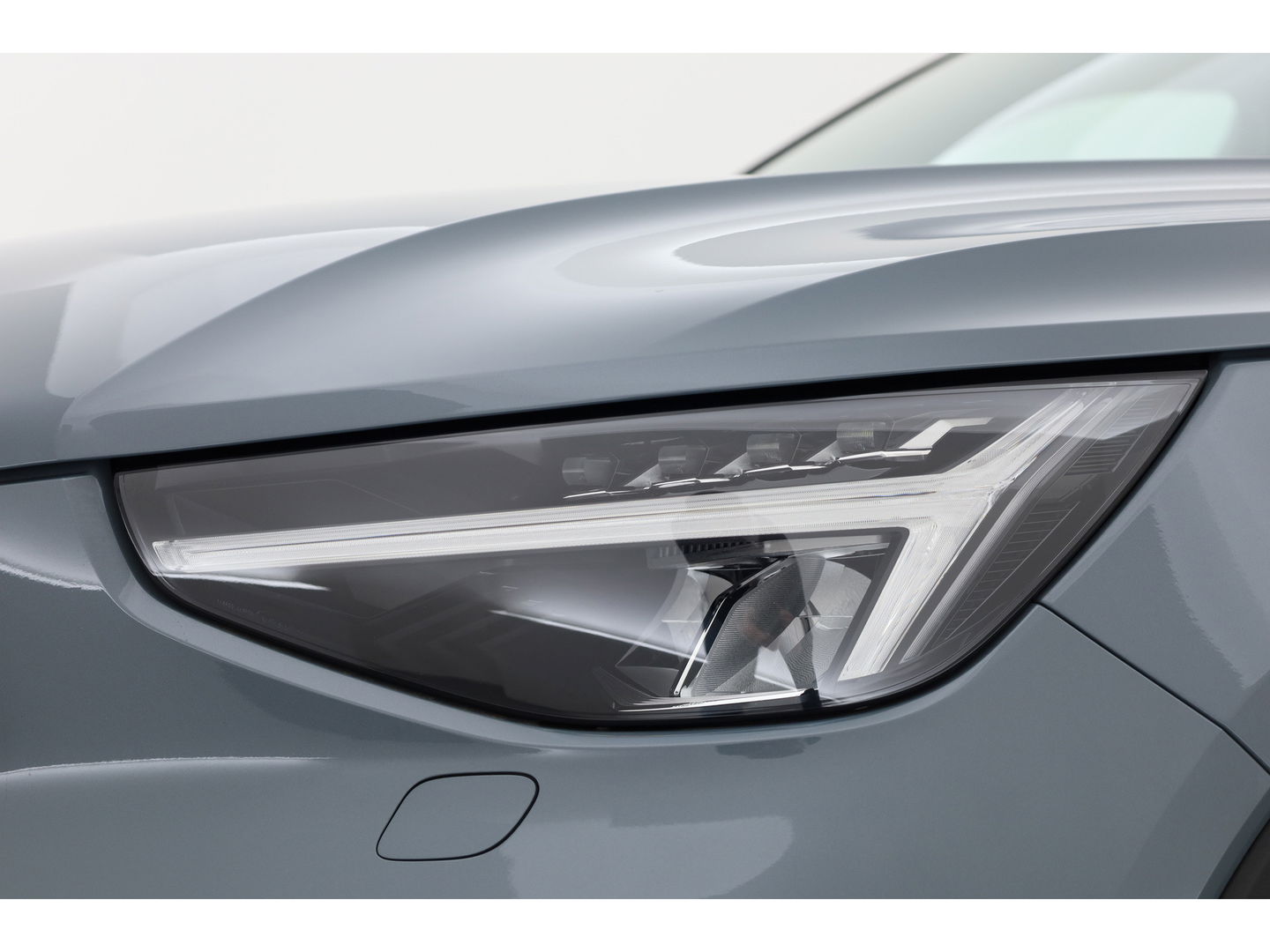 Volvo XC40 1.5 T5 Plug-in hybrid Plus Dark Facelift | Trekhaak elek. | 20 inch | elek. Sportstoelen | H&K Audio |