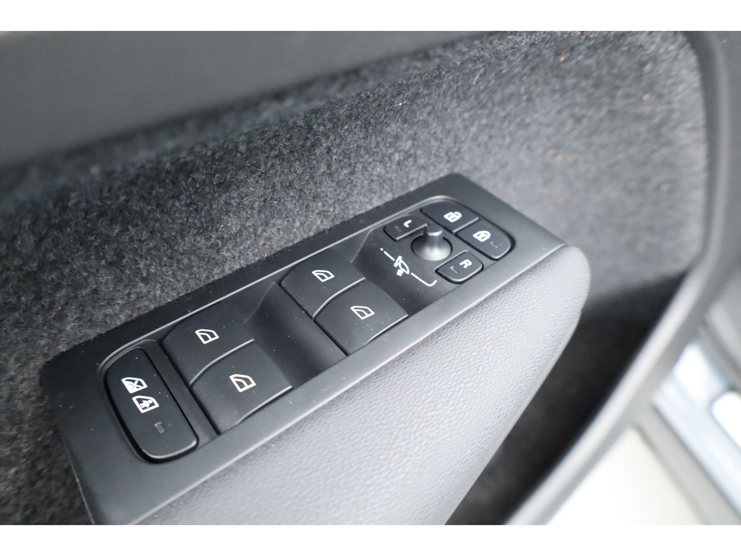 Volvo XC40 1.5 T5 Plug-in hybrid Plus Dark Facelift | Trekhaak elek. | 20 inch | elek. Sportstoelen | H&K Audio |