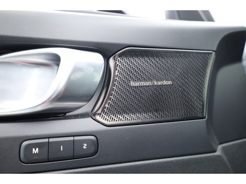 Volvo XC40 1.5 T5 Plug-in hybrid Plus Dark Facelift | Trekhaak elek. | 20 inch | elek. Sportstoelen | H&K Audio |