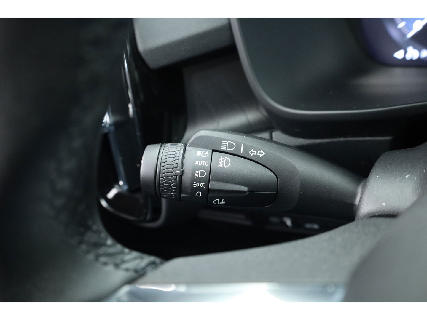 Volvo XC40 1.5 T5 Plug-in hybrid Plus Dark Facelift | Trekhaak elek. | 20 inch | elek. Sportstoelen | H&K Audio |