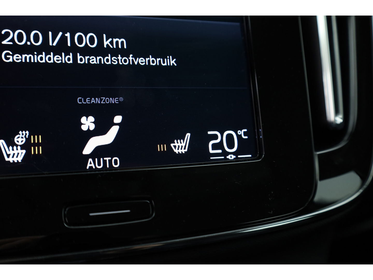 Volvo XC40 1.5 T4 Plug-in hybrid Plus Bright Facelift | Leer  | Elek. stoelen | H&K Audio | Adap. cruise | stoel + stuurverwa. |