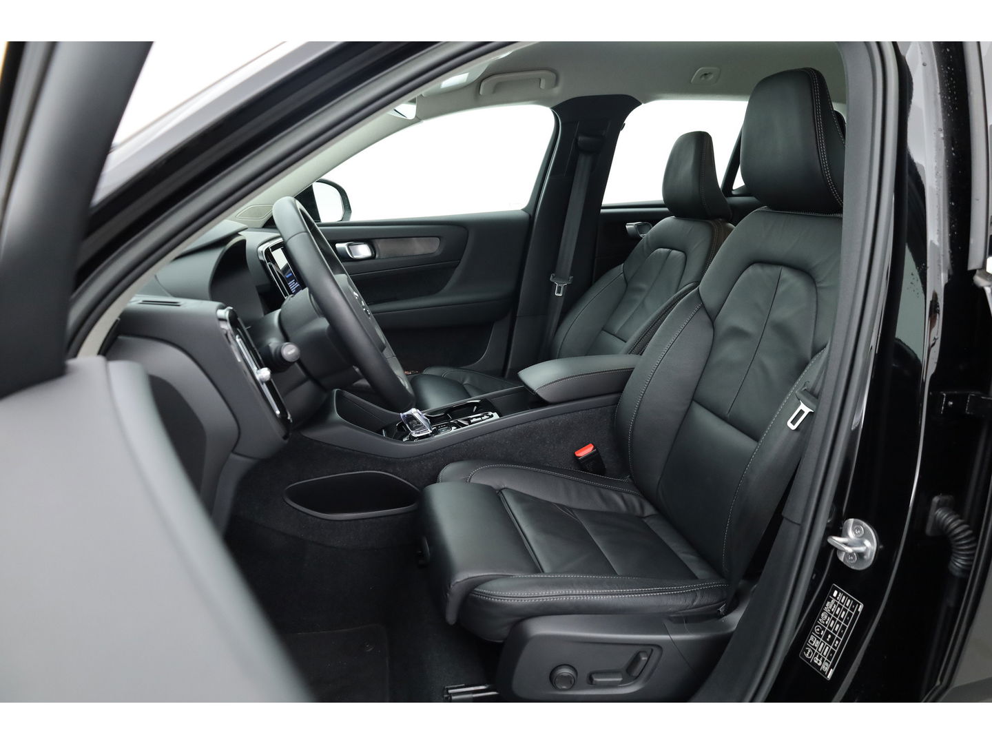 Volvo XC40 1.5 T4 Plug-in hybrid Plus Bright Facelift | Leer  | Elek. stoelen | H&K Audio | Adap. cruise | stoel + stuurverwa. |