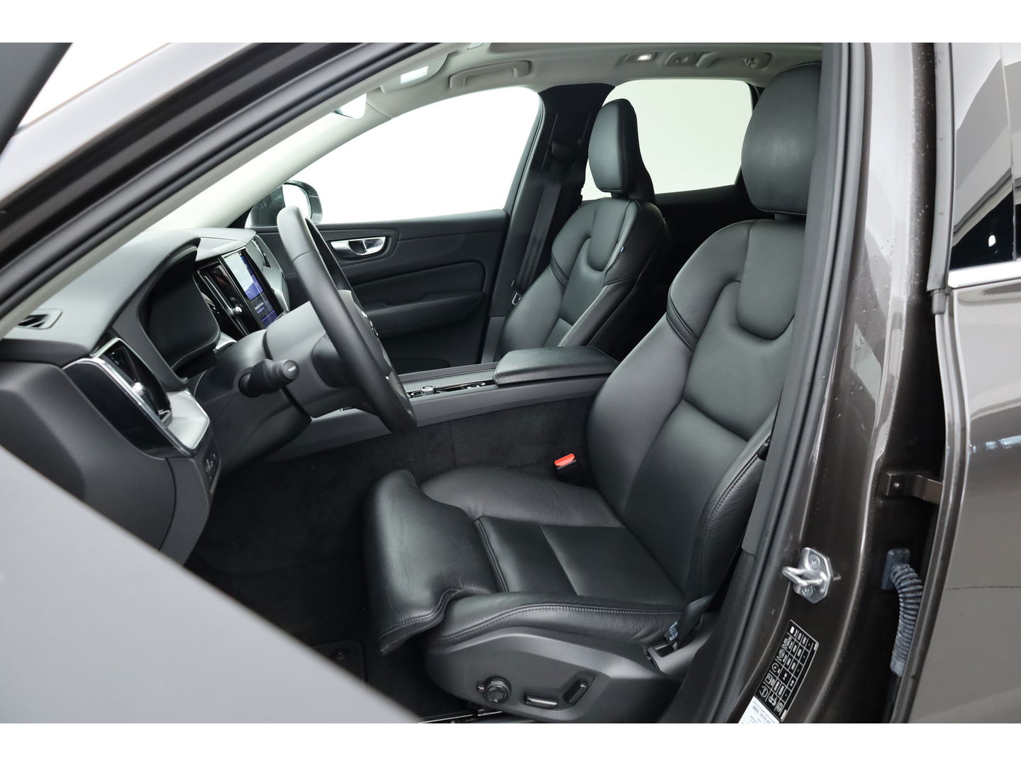 Volvo XC60 2.0 T6 Plug-in hybrid AWD Plus Bright | Long Range |Leer | Pano-dak | 360 camera | Trekhaak elek. | Stoel +  stuurverw. |