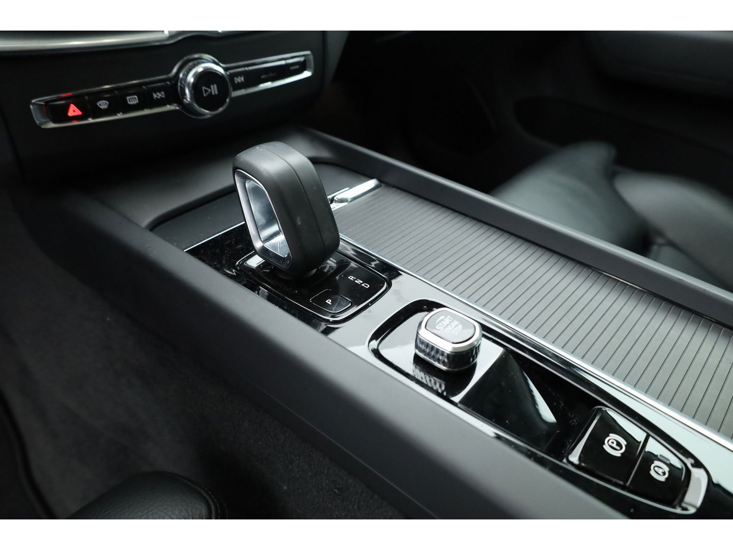 Volvo XC60 2.0 T6 Plug-in hybrid AWD Plus Bright | Long Range |Leer | Pano-dak | 360 camera | Trekhaak elek. | Stoel +  stuurverw. |