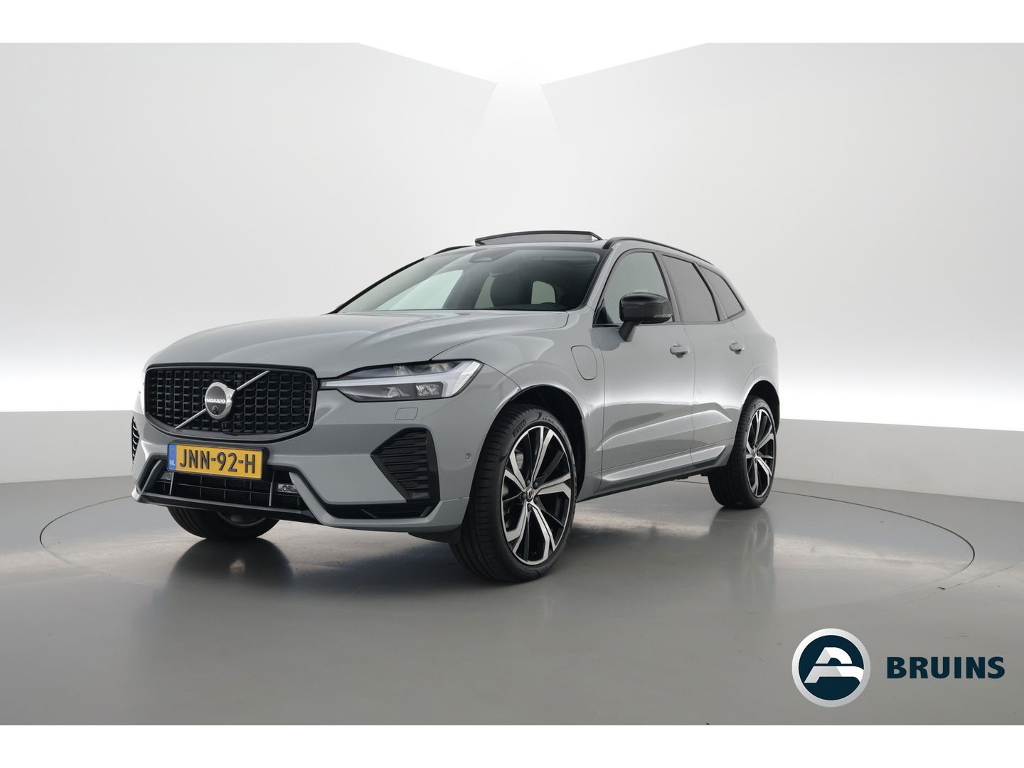 Volvo XC60 2.0 T8 Plug-in hybrid AWD Plus Dark Pano-dak | Head-up | Adap. cruise | 360 camera | H&K Audio 4x stoel + stuurverw. |