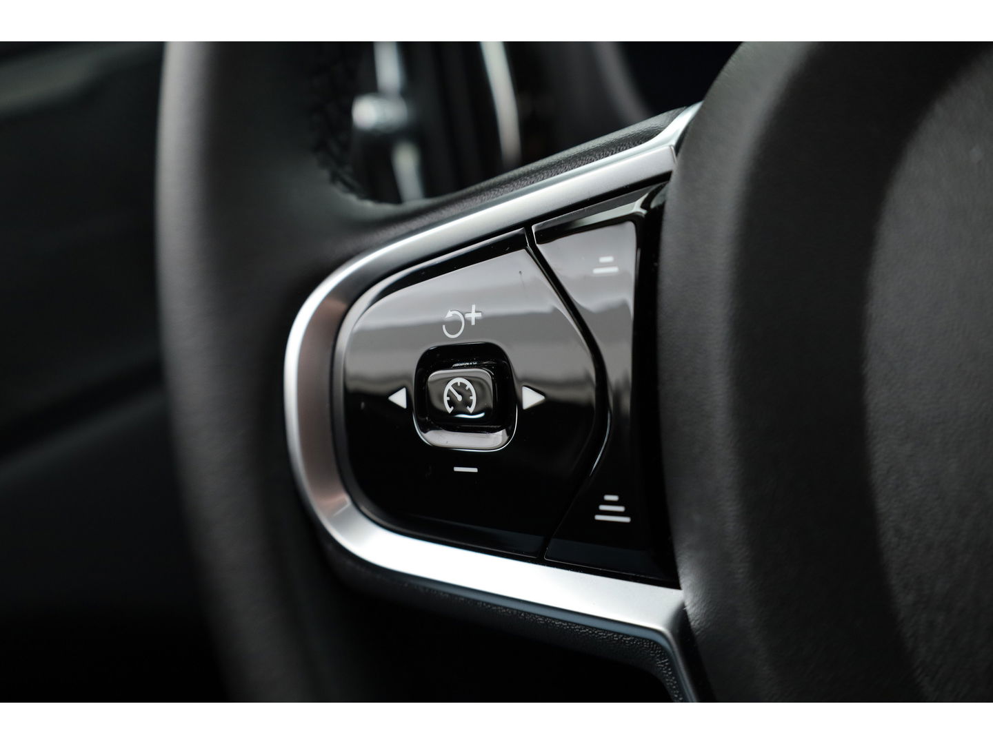 Volvo XC60 2.0 T8 Plug-in hybrid AWD Plus Dark Pano-dak | Head-up | Adap. cruise | 360 camera | H&K Audio 4x stoel + stuurverw. |