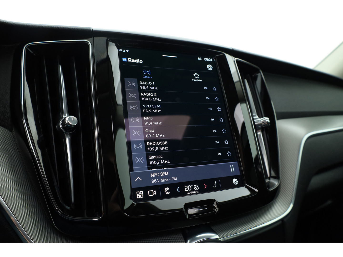 Volvo XC60 2.0 T8 Plug-in hybrid AWD Plus Dark Pano-dak | Head-up | Adap. cruise | 360 camera | H&K Audio 4x stoel + stuurverw. |