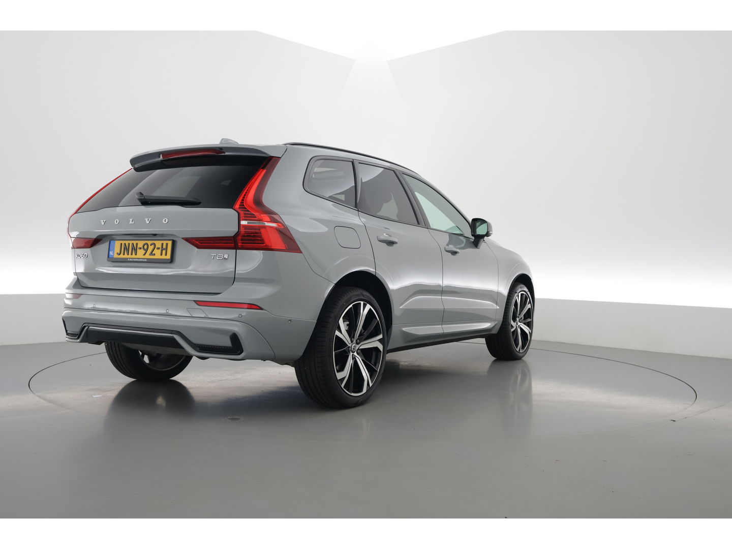 Volvo XC60 2.0 T8 Plug-in hybrid AWD Plus Dark Pano-dak | Head-up | Adap. cruise | 360 camera | H&K Audio 4x stoel + stuurverw. |