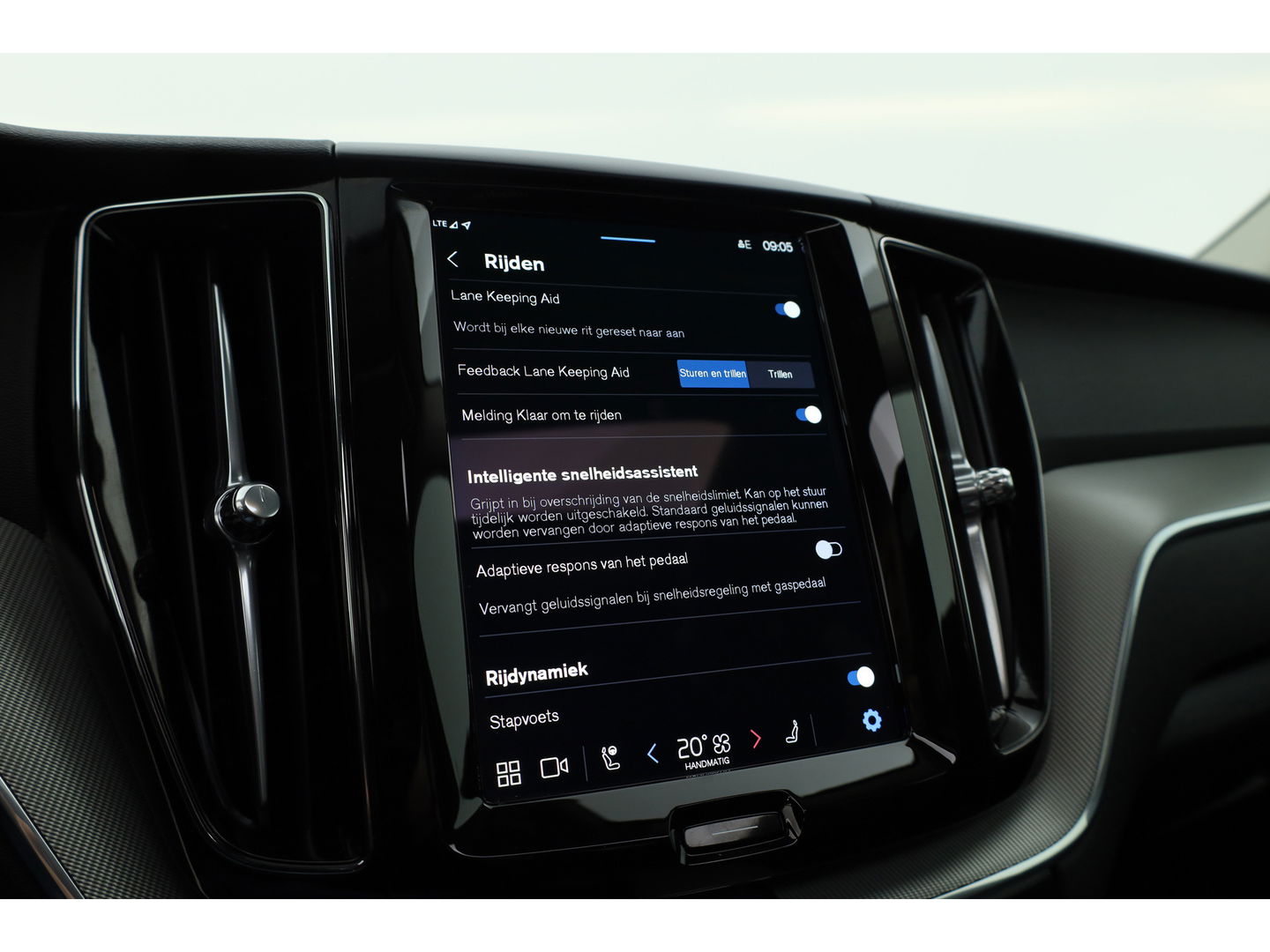 Volvo XC60 2.0 T8 Plug-in hybrid AWD Plus Dark Pano-dak | Head-up | Adap. cruise | 360 camera | H&K Audio 4x stoel + stuurverw. |